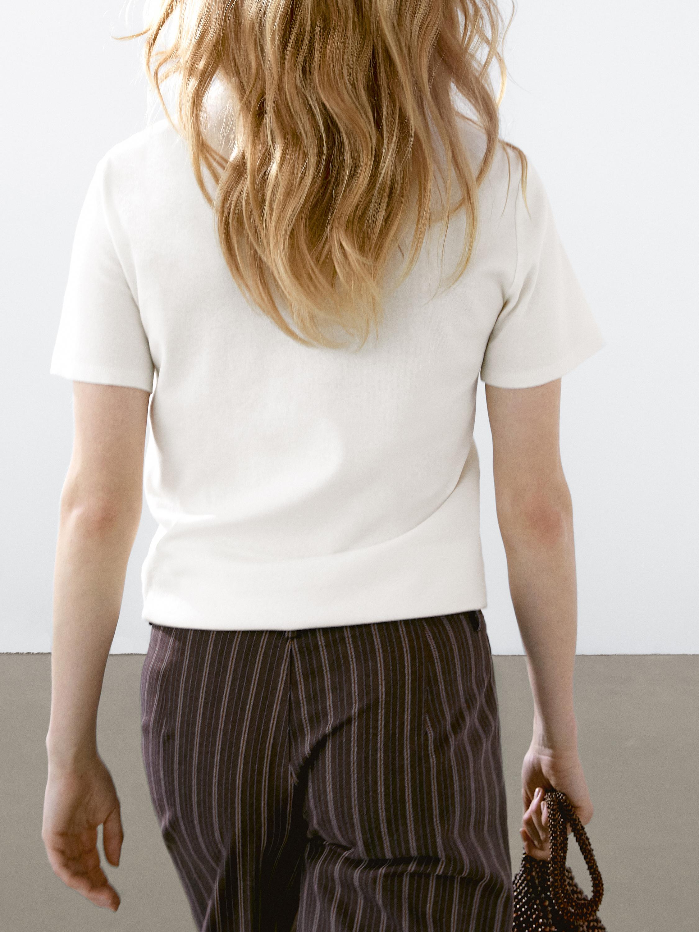 T-shirt with frayed collar